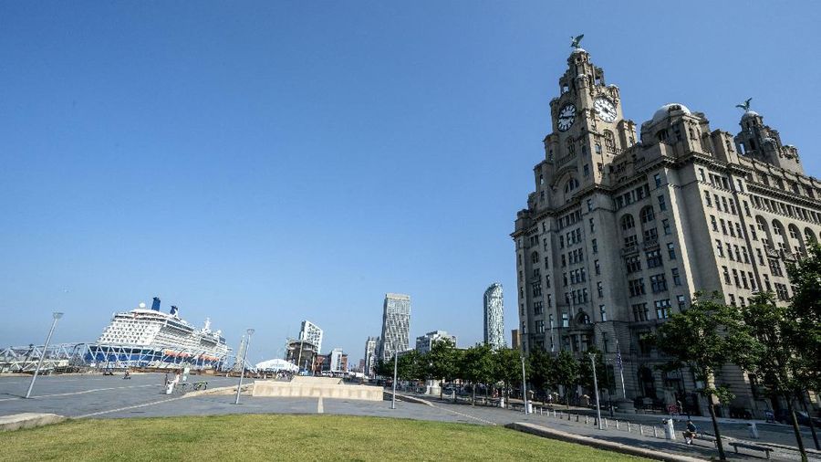Gedung Royal Liver di Liverpool Waterfront, Inggris, Rabu 21 Juli 2021. (Peter Byrne/PA via AP)