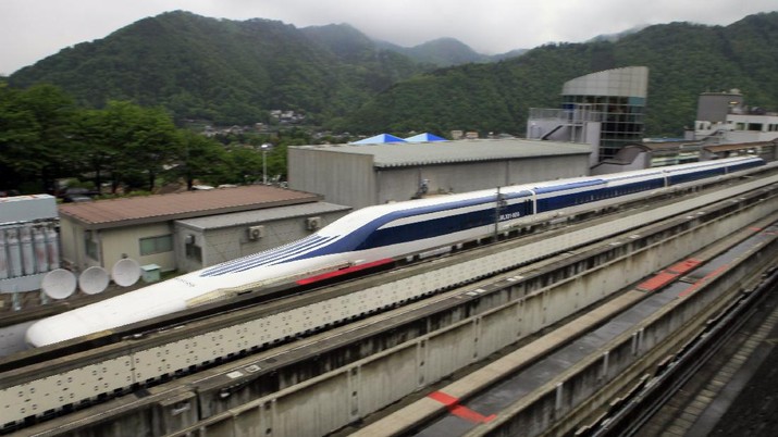 Japan's Magnetic Levitation, or linear motor car MLX01-901A, carrying U.S. Transportation Secretary Ray LaHood, runs on a rest course of Yamanashi Experiment Center in Tsuru, Japan, Tuesday, May 11, 2010. LaHood was treated to a ride Tuesday on the fastest passenger train in the world as part of Tokyo's bid for billions of dollars in high-speed train contracts from the U.S. (AP Photo/Itsuo Inouye)