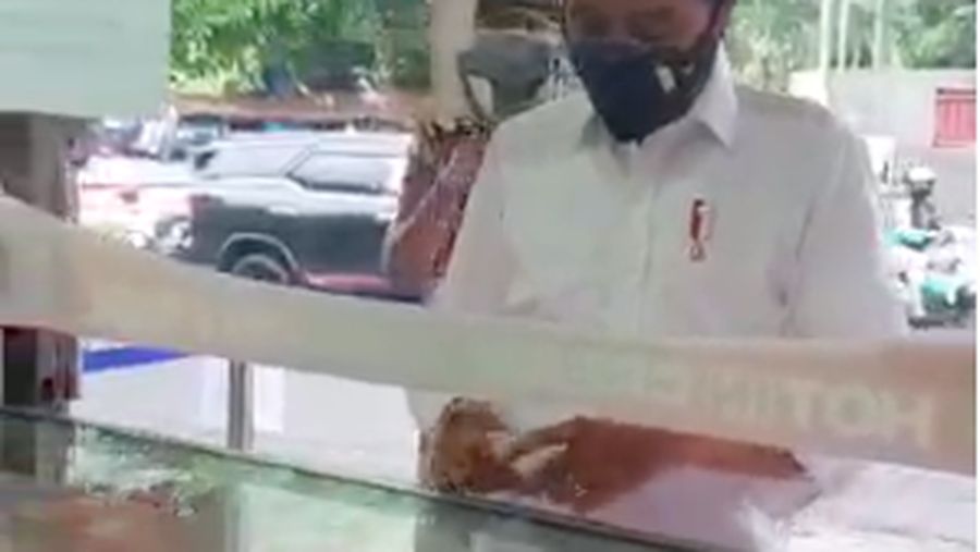 Jokowi di Apotek di Bogor