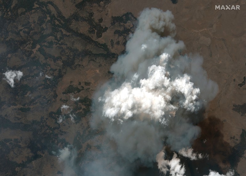 Kebakaran Hutan di Oregon selatan A sign damaged by the Bootleg Fire stands among the haze on Thursday, July 22, 2021, near Paisley, Ore. (AP Photo/Nathan Howard)