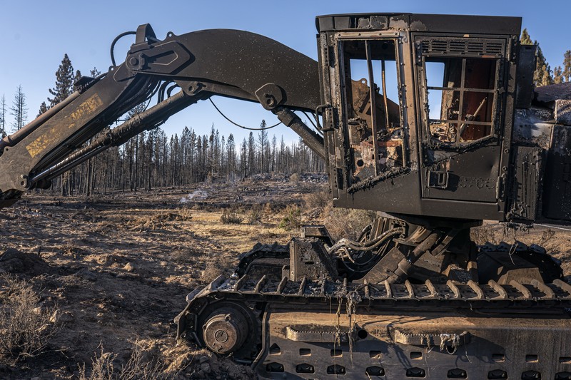 Kebakaran Hutan di Oregon selatan A sign damaged by the Bootleg Fire stands among the haze on Thursday, July 22, 2021, near Paisley, Ore. (AP Photo/Nathan Howard)
