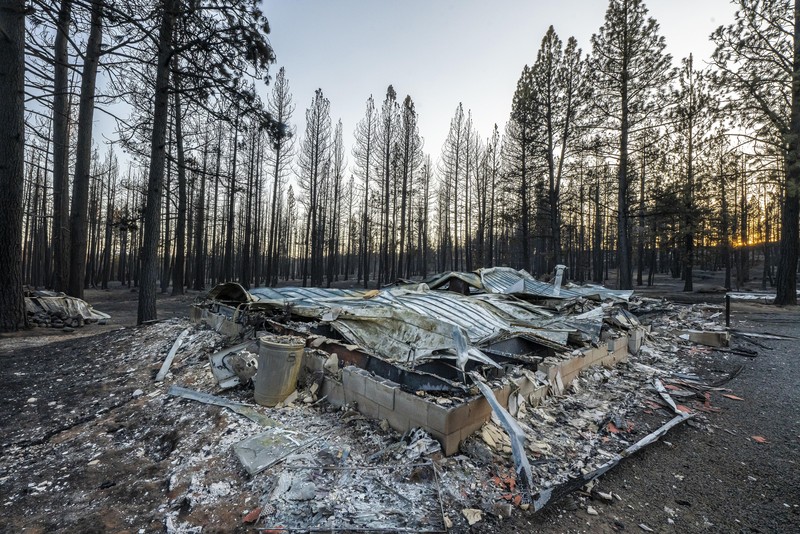 Kebakaran Hutan di Oregon selatan A sign damaged by the Bootleg Fire stands among the haze on Thursday, July 22, 2021, near Paisley, Ore. (AP Photo/Nathan Howard)