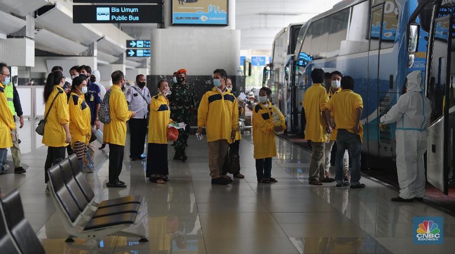 Pekerja Migran Indonesia (PMI) dari Malaysia tiba di Bandara Soekarno Hatta, Tangerang, Banten, Kamis (22/7/2021). Para Tenaga Kerja Indonesia (TKI) atau pekerja migran Indonesia (PMI) di luar negeri menjadi salah satu kelompok paling rentan masuk di lingkaran pandemi Covid-19. Para pekerja migran sebelumnya sudah melalui serangkaian prosedur prokol kesehatan serta terkonfirmasi negatif covid-19. Setibanya di Indonesia mereka pun harus mengikuti prosedur yang ada di bagian kedatangan Internasional di Bandara Soekarno-Hatta. Sebanyak 63 pekerja migran dibawa ke RSD. Wisma Atlet, Kemayoran untuk menjalani karantina selama delapan hari. Setelah itu mereka dapat pulang ke daerah asalnya masing-masing. Para pekerja migran berasal dari Jawa Timur, Jawa Tengah, Jawa Barat, NTB, Sumut, Lampung dan Bali.  (CNBC Indonesia/ Tri Susilo)