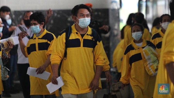 Pekerja Migran Indonesia (PMI) dari Malaysia tiba di Bandara Soekarno Hatta, Tangerang, Banten, Kamis (22/7/2021) Pekerja Migran Indonesia (PMI) dari Malaysia tiba di Bandara Soekarno Hatta, Tangerang, Banten, Kamis (22/7/2021). Para Tenaga Kerja Indonesia (TKI) atau pekerja migran Indonesia (PMI) di luar negeri menjadi salah satu kelompok paling rentan masuk di lingkaran pandemi Covid-19. Para pekerja migran sebelumnya sudah melalui serangkaian prosedur prokol kesehatan serta terkonfirmasi negatif covid-19. Setibanya di Indonesia mereka pun harus mengikuti prosedur yang ada di bagian kedatangan Internasional di Bandara Soekarno-Hatta. Sebanyak 63 pekerja migran dibawa ke RSD. Wisma Atlet, Kemayoran untuk menjalani karantina selama delapan hari. Setelah itu mereka dapat pulang ke daerah asalnya masing-masing. Para pekerja migran berasal dari Jawa Timur, Jawa Tengah, Jawa Barat, NTB, Sumut, Lampung dan Bali. (CNBC Indonesia/ Tri Susilo)