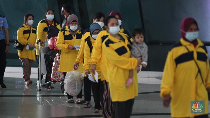 Pekerja Migran Indonesia (PMI) dari Malaysia tiba di Bandara Soekarno Hatta, Tangerang, Banten, Kamis (22/7/2021). Para Tenaga Kerja Indonesia (TKI) atau pekerja migran Indonesia (PMI) di luar negeri menjadi salah satu kelompok paling rentan masuk di lingkaran pandemi Covid-19. Para pekerja migran sebelumnya sudah melalui serangkaian prosedur prokol kesehatan serta terkonfirmasi negatif covid-19. Setibanya di Indonesia mereka pun harus mengikuti prosedur yang ada di bagian kedatangan Internasional di Bandara Soekarno-Hatta. Sebanyak 63 pekerja migran dibawa ke RSD. Wisma Atlet, Kemayoran untuk menjalani karantina selama delapan hari. Setelah itu mereka dapat pulang ke daerah asalnya masing-masing. Para pekerja migran berasal dari Jawa Timur, Jawa Tengah, Jawa Barat, NTB, Sumut, Lampung dan Bali.  (CNBC Indonesia/ Tri Susilo)