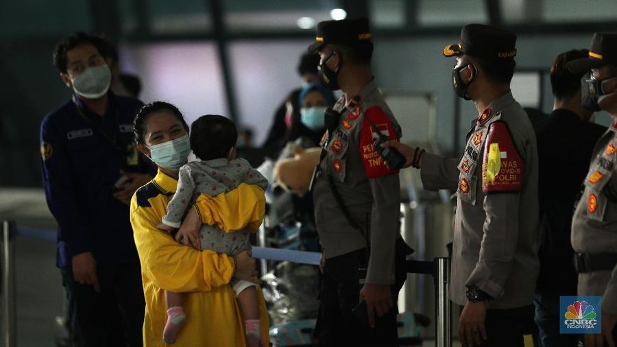 Pekerja Migran Indonesia (PMI) dari Malaysia tiba di Bandara Soekarno Hatta, Tangerang, Banten, Kamis (22/7/2021). Para Tenaga Kerja Indonesia (TKI) atau pekerja migran Indonesia (PMI) di luar negeri menjadi salah satu kelompok paling rentan masuk di lingkaran pandemi Covid-19. Para pekerja migran sebelumnya sudah melalui serangkaian prosedur prokol kesehatan serta terkonfirmasi negatif covid-19. Setibanya di Indonesia mereka pun harus mengikuti prosedur yang ada di bagian kedatangan Internasional di Bandara Soekarno-Hatta. Sebanyak 63 pekerja migran dibawa ke RSD. Wisma Atlet, Kemayoran untuk menjalani karantina selama delapan hari. Setelah itu mereka dapat pulang ke daerah asalnya masing-masing. Para pekerja migran berasal dari Jawa Timur, Jawa Tengah, Jawa Barat, NTB, Sumut, Lampung dan Bali. (²©²ÊÍøÕ¾/ Tri Susilo)