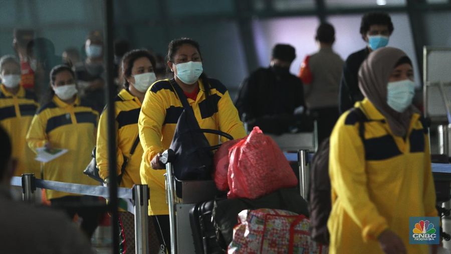 Pekerja Migran Indonesia (PMI) dari Malaysia tiba di Bandara Soekarno Hatta, Tangerang, Banten, Kamis (22/7/2021). Para Tenaga Kerja Indonesia (TKI) atau pekerja migran Indonesia (PMI) di luar negeri menjadi salah satu kelompok paling rentan masuk di lingkaran pandemi Covid-19. Para pekerja migran sebelumnya sudah melalui serangkaian prosedur prokol kesehatan serta terkonfirmasi negatif covid-19. Setibanya di Indonesia mereka pun harus mengikuti prosedur yang ada di bagian kedatangan Internasional di Bandara Soekarno-Hatta. Sebanyak 63 pekerja migran dibawa ke RSD. Wisma Atlet, Kemayoran untuk menjalani karantina selama delapan hari. Setelah itu mereka dapat pulang ke daerah asalnya masing-masing. Para pekerja migran berasal dari Jawa Timur, Jawa Tengah, Jawa Barat, NTB, Sumut, Lampung dan Bali. (²©²ÊÍøÕ¾/ Tri Susilo)