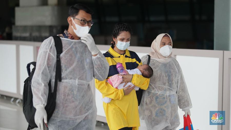 Pekerja Migran Indonesia (PMI) dari Malaysia tiba di Bandara Soekarno Hatta, Tangerang, Banten, Kamis (22/7/2021). Para Tenaga Kerja Indonesia (TKI) atau pekerja migran Indonesia (PMI) di luar negeri menjadi salah satu kelompok paling rentan masuk di lingkaran pandemi Covid-19. Para pekerja migran sebelumnya sudah melalui serangkaian prosedur prokol kesehatan serta terkonfirmasi negatif covid-19. Setibanya di Indonesia mereka pun harus mengikuti prosedur yang ada di bagian kedatangan Internasional di Bandara Soekarno-Hatta. Sebanyak 63 pekerja migran dibawa ke RSD. Wisma Atlet, Kemayoran untuk menjalani karantina selama delapan hari. Setelah itu mereka dapat pulang ke daerah asalnya masing-masing. Para pekerja migran berasal dari Jawa Timur, Jawa Tengah, Jawa Barat, NTB, Sumut, Lampung dan Bali.  (CNBC Indonesia/ Tri Susilo)