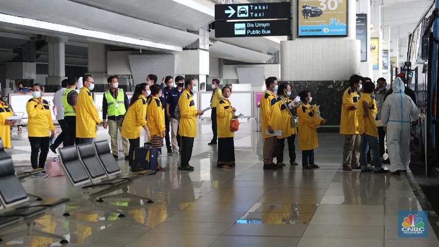 Pekerja Migran Indonesia (PMI) dari Malaysia tiba di Bandara Soekarno Hatta, Tangerang, Banten, Kamis (22/7/2021). Para Tenaga Kerja Indonesia (TKI) atau pekerja migran Indonesia (PMI) di luar negeri menjadi salah satu kelompok paling rentan masuk di lingkaran pandemi Covid-19. Para pekerja migran sebelumnya sudah melalui serangkaian prosedur prokol kesehatan serta terkonfirmasi negatif covid-19. Setibanya di Indonesia mereka pun harus mengikuti prosedur yang ada di bagian kedatangan Internasional di Bandara Soekarno-Hatta. Sebanyak 63 pekerja migran dibawa ke RSD. Wisma Atlet, Kemayoran untuk menjalani karantina selama delapan hari. Setelah itu mereka dapat pulang ke daerah asalnya masing-masing. Para pekerja migran berasal dari Jawa Timur, Jawa Tengah, Jawa Barat, NTB, Sumut, Lampung dan Bali.  (CNBC Indonesia/ Tri Susilo)