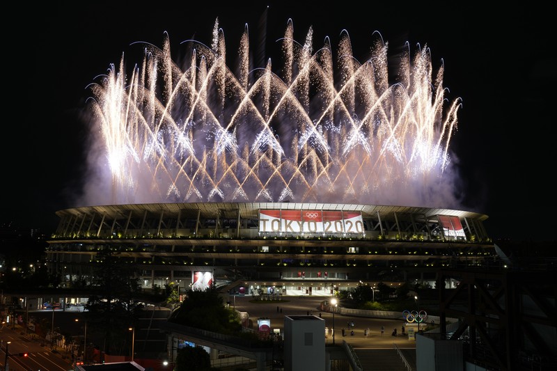 Pembukaan Olimpiade 2020 di Tokyo Fireworks illuminate over National Stadium during the opening ceremony of 2020 Tokyo Olympics, Friday, July 23, 2021, in Tokyo. (AP Photo/Kiichiro Sato)
