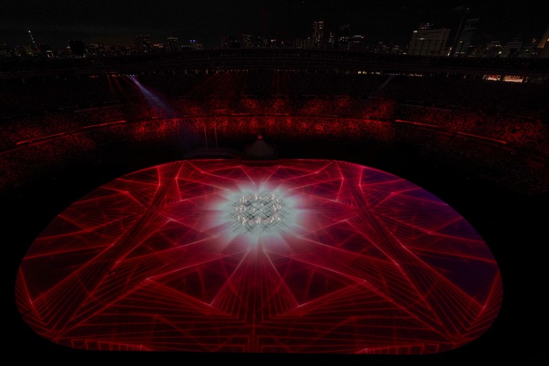 Pembukaan Olimpiade 2020 di Tokyo Fireworks illuminate over National Stadium during the opening ceremony of 2020 Tokyo Olympics, Friday, July 23, 2021, in Tokyo. (AP Photo/Kiichiro Sato)