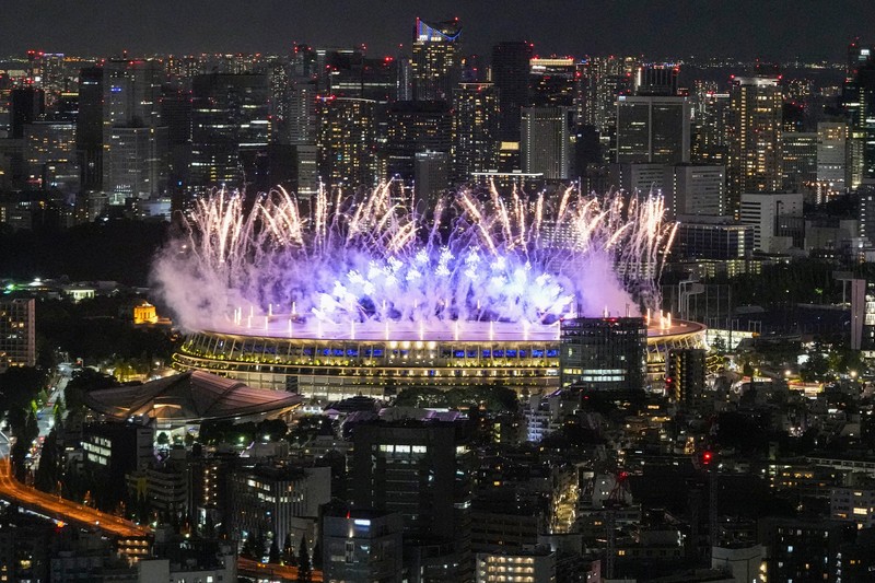 Pembukaan Olimpiade 2020 di Tokyo Fireworks illuminate over National Stadium during the opening ceremony of 2020 Tokyo Olympics, Friday, July 23, 2021, in Tokyo. (AP Photo/Kiichiro Sato)