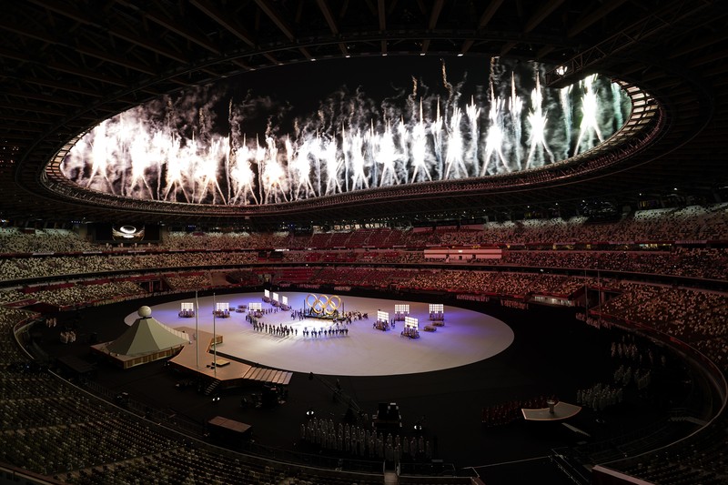 Pembukaan Olimpiade 2020 di Tokyo Fireworks illuminate over National Stadium during the opening ceremony of 2020 Tokyo Olympics, Friday, July 23, 2021, in Tokyo. (AP Photo/Kiichiro Sato)