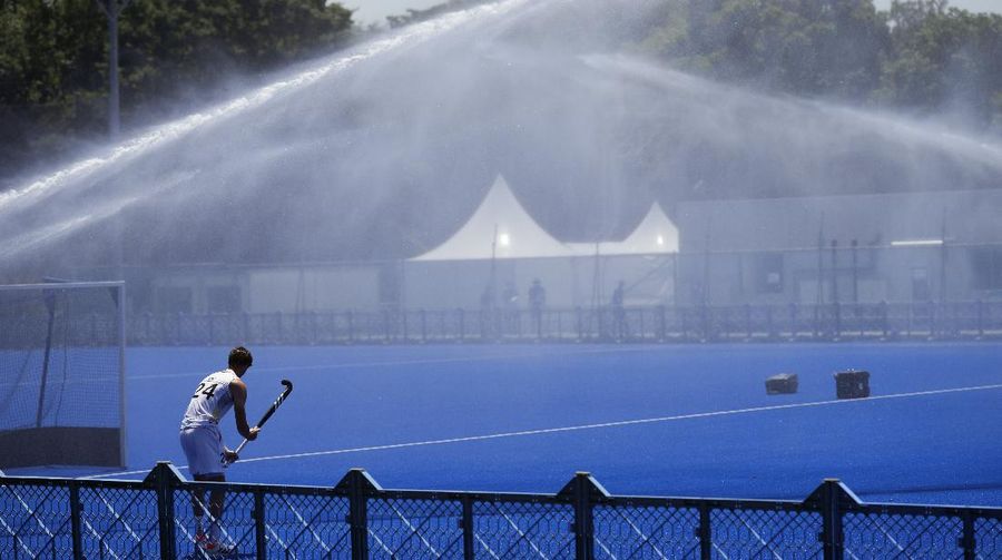 Penyemprotan disinfektan saat Olimpiade Tokyo 2020. (AP/Vincent Thian)