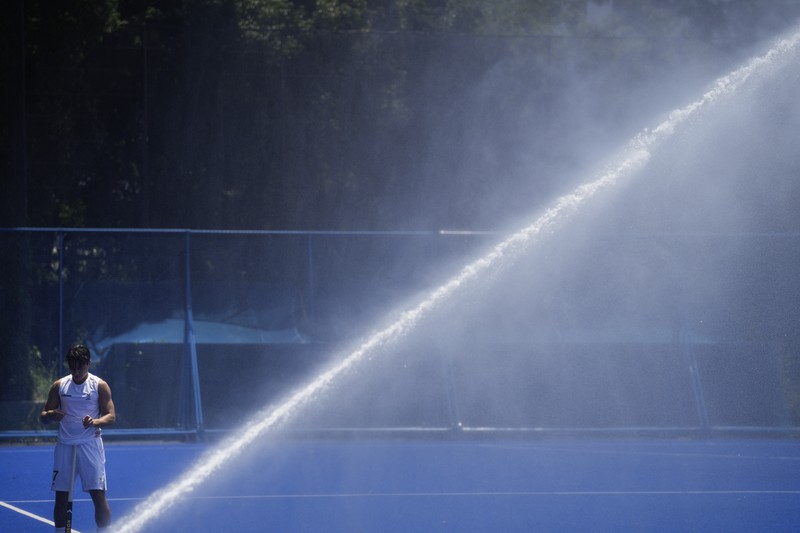 Penyemprotan disinfektan saat Olimpiade Tokyo 2020. (AP/Vincent Thian) Penyemprotan disinfektan saat Olimpiade Tokyo 2020. (AP/Vincent Thian)