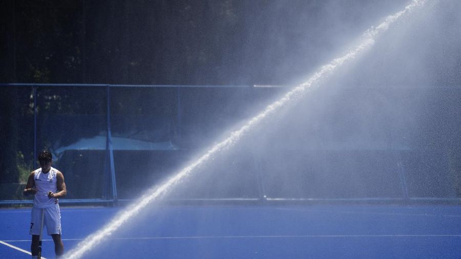 Penyemprotan disinfektan saat Olimpiade Tokyo 2020. (AP/Vincent Thian)