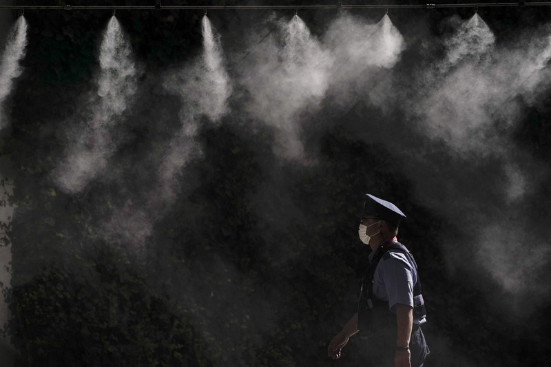 Penyemprotan disinfektan saat Olimpiade Tokyo 2020. (AP/Vincent Thian)