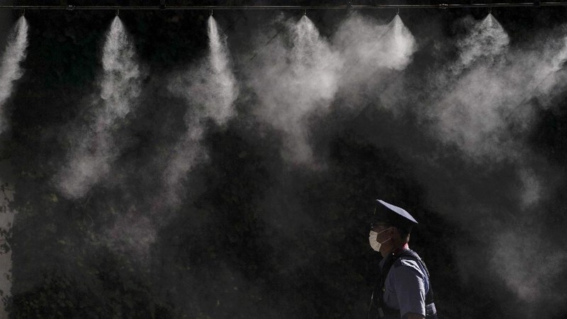 Penyemprotan disinfektan saat Olimpiade Tokyo 2020. (AP/Vincent Thian)