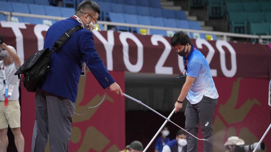 Penyemprotan disinfektan saat Olimpiade Tokyo 2020. (AP/Vincent Thian)