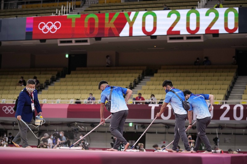Penyemprotan disinfektan saat Olimpiade Tokyo 2020. (AP/Vincent Thian)