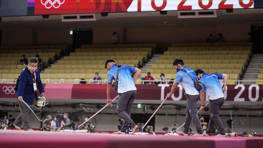 Penyemprotan disinfektan saat Olimpiade Tokyo 2020. (AP/Vincent Thian)