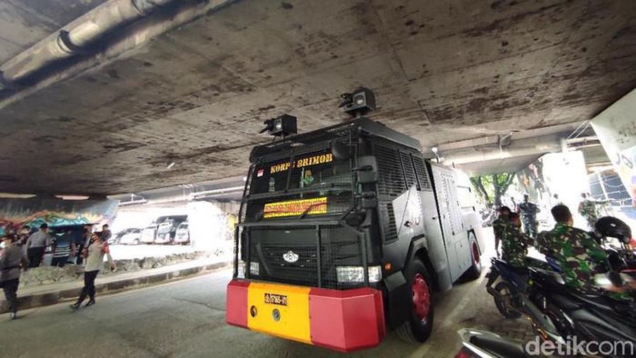 Personel TNI-Polri bersiaga di depan Universitas Trisakti untuk mengantisipasi massa aksi 'Jokowi End Game'. Mobil water cannon ikut dikerahkan. (Azhar Bagas/detikcom)