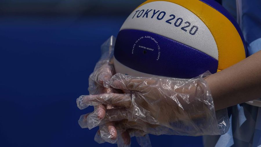 Penyemprotan disinfektan saat Olimpiade Tokyo 2020. (AP/Vincent Thian)