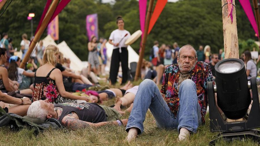 Warga berkumpul dalam festival Latitude di Henham Park, di Southwold, Inggris. (AP/Jacob King)