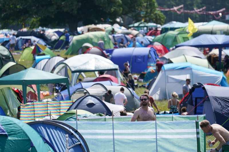Warga berkumpul dalam festival Latitude di Henham Park, di Southwold, Inggris. (AP/Jacob King) Warga berkumpul dalam festival Latitude di Henham Park, di Southwold, Inggris. (AP/Jacob King)