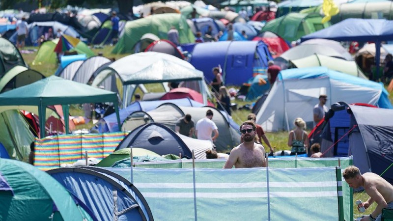 Warga berkumpul dalam festival Latitude di Henham Park, di Southwold, Inggris. (AP/Jacob King)