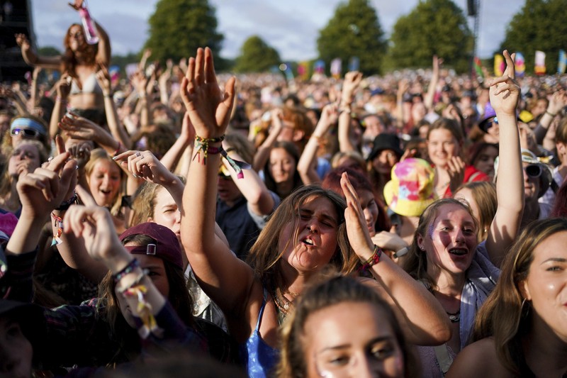 Warga berkumpul dalam festival Latitude di Henham Park, di Southwold, Inggris. (AP/Jacob King)