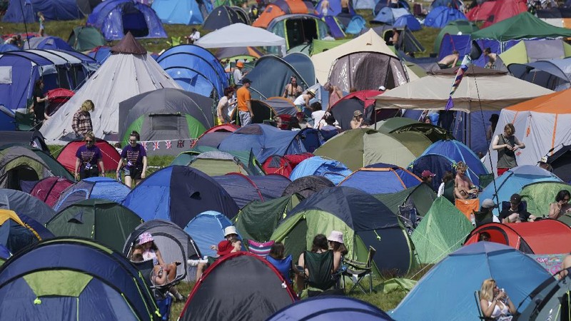 Warga berkumpul dalam festival Latitude di Henham Park, di Southwold, Inggris. (AP/Jacob King)