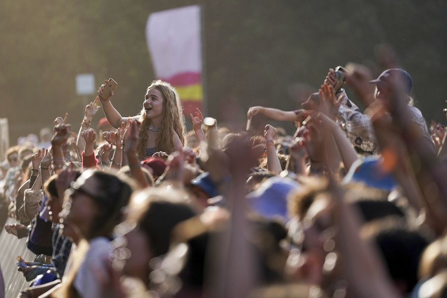 Warga berkumpul dalam festival Latitude di Henham Park, di Southwold, Inggris. (AP/Jacob King)