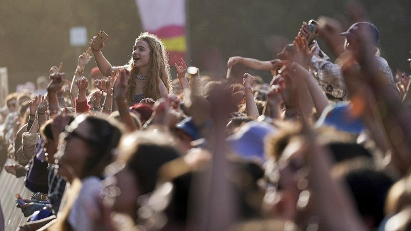 Warga berkumpul dalam festival Latitude di Henham Park, di Southwold, Inggris. (AP/Jacob King)
