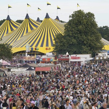 Lockdown Inggris Berakhir, Warga Serbu Festival Musik!
