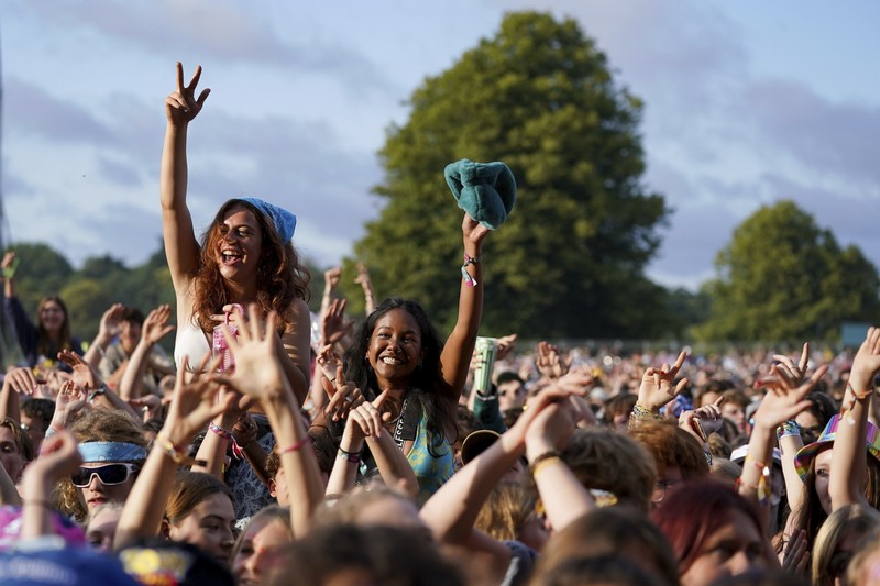 Warga berkumpul dalam festival Latitude di Henham Park, di Southwold, Inggris. (AP/Jacob King) Warga berkumpul dalam festival Latitude di Henham Park, di Southwold, Inggris. (AP/Jacob King)