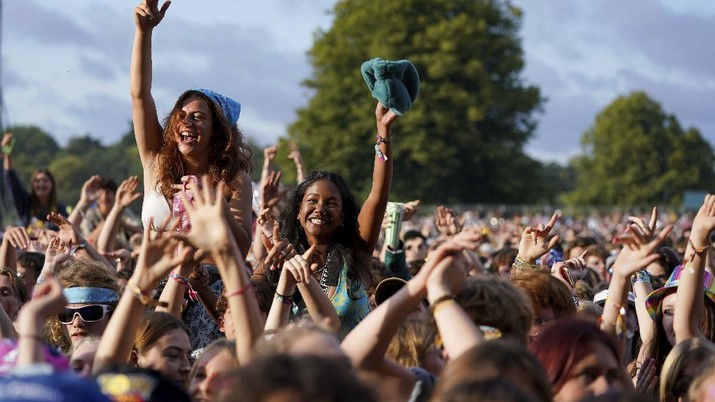 Warga berkumpul dalam festival Latitude di Henham Park, di Southwold, Inggris. (AP/Jacob King)