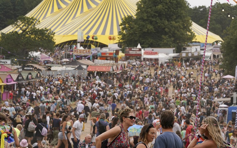 Warga berkumpul dalam festival Latitude di Henham Park, di Southwold, Inggris. (AP/Jacob King) Warga berkumpul dalam festival Latitude di Henham Park, di Southwold, Inggris. (AP/Jacob King)