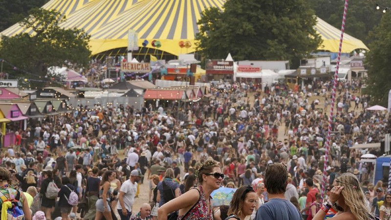 Warga berkumpul dalam festival Latitude di Henham Park, di Southwold, Inggris. (AP/Jacob King)