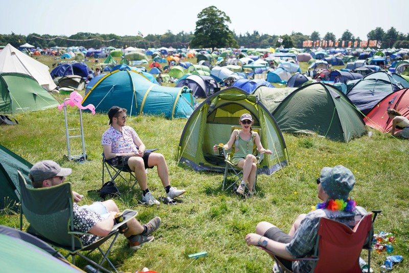 Warga berkumpul dalam festival Latitude di Henham Park, di Southwold, Inggris. (AP/Jacob King)