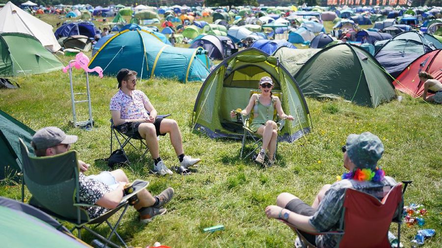 Warga berkumpul dalam festival Latitude di Henham Park, di Southwold, Inggris. (AP/Jacob King)