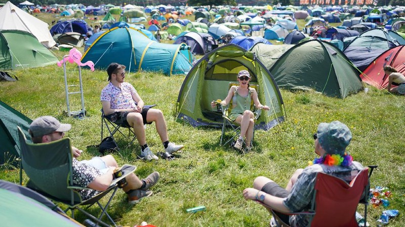 Warga berkumpul dalam festival Latitude di Henham Park, di Southwold, Inggris. (AP/Jacob King)