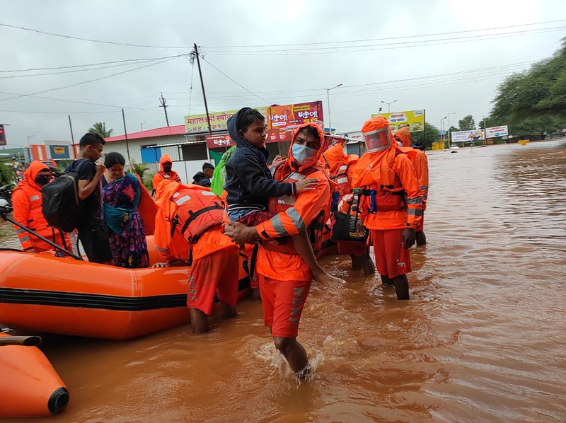 Banjir menyebabkan tanah longsor di India People stranded in flood waters are rescued Kolhapur in western Maharashtra state, India, Saturday, July 24, 2021. Officials say landslides and flooding triggered by heavy monsoon rain have killed more than 100 people in western India. More than 1,000 people trapped by floodwaters have been rescued. (AP Photo)