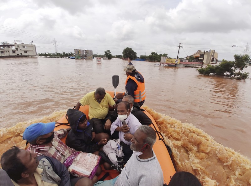 Banjir menyebabkan tanah longsor di India People stranded in flood waters are rescued Kolhapur in western Maharashtra state, India, Saturday, July 24, 2021. Officials say landslides and flooding triggered by heavy monsoon rain have killed more than 100 people in western India. More than 1,000 people trapped by floodwaters have been rescued. (AP Photo)