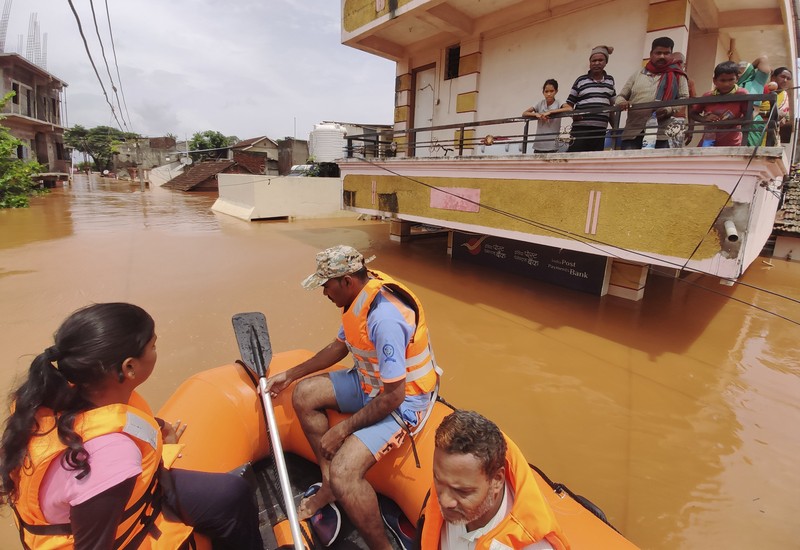 Banjir menyebabkan tanah longsor di India People stranded in flood waters are rescued Kolhapur in western Maharashtra state, India, Saturday, July 24, 2021. Officials say landslides and flooding triggered by heavy monsoon rain have killed more than 100 people in western India. More than 1,000 people trapped by floodwaters have been rescued. (AP Photo)
