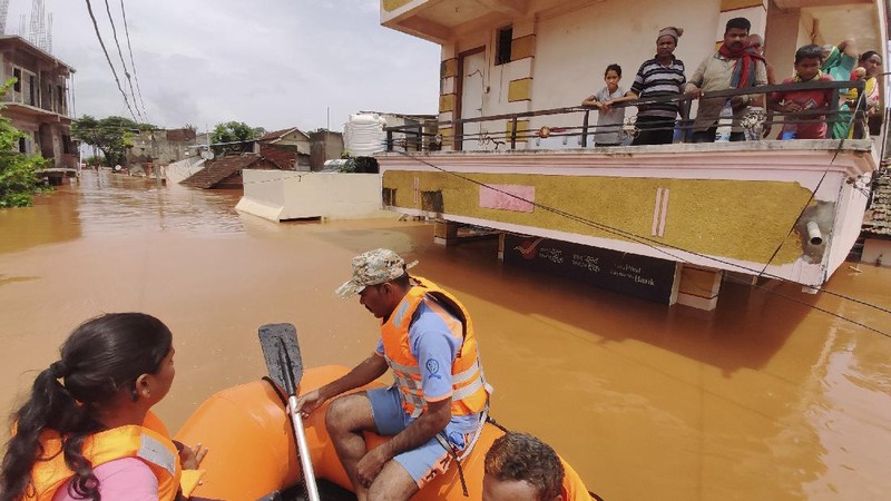 People stranded in flood waters are rescued Kolhapur in western Maharashtra state, India, Saturday, July 24, 2021. Officials say landslides and flooding triggered by heavy monsoon rain have killed more than 100 people in western India. More than 1,000 people trapped by floodwaters have been rescued. (AP Photo)