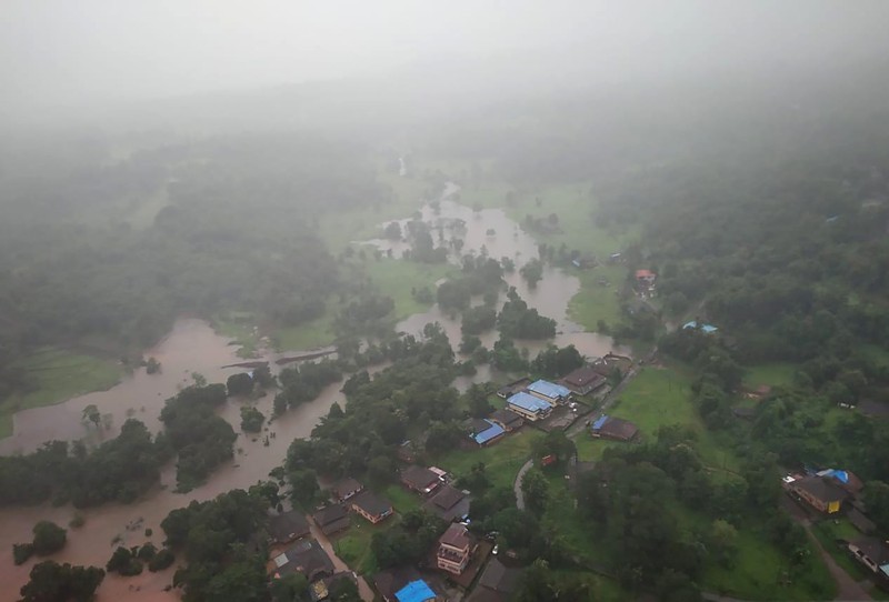 Banjir menyebabkan tanah longsor di India People stranded in flood waters are rescued Kolhapur in western Maharashtra state, India, Saturday, July 24, 2021. Officials say landslides and flooding triggered by heavy monsoon rain have killed more than 100 people in western India. More than 1,000 people trapped by floodwaters have been rescued. (AP Photo)