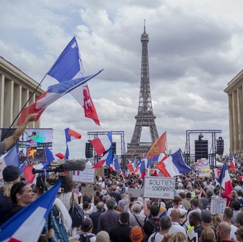 Potret Ribuan Massa Prancis Demo Tolak Kebijakan Macron