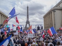Potret Ribuan Massa Prancis Demo Tolak Kebijakan Macron