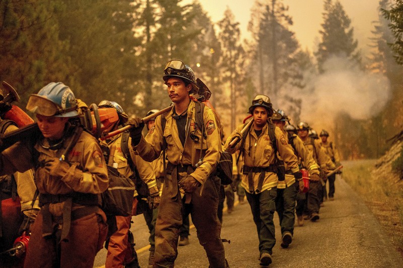 Kebakaran hutan di Plumas County, California Flames consume vehicles as the Dixie Fire tears through the Indian Falls community in Plumas County, Calif., Saturday, July 24, 2021. The fire destroyed multiple residences in the area. (AP Photo/Noah Berger)